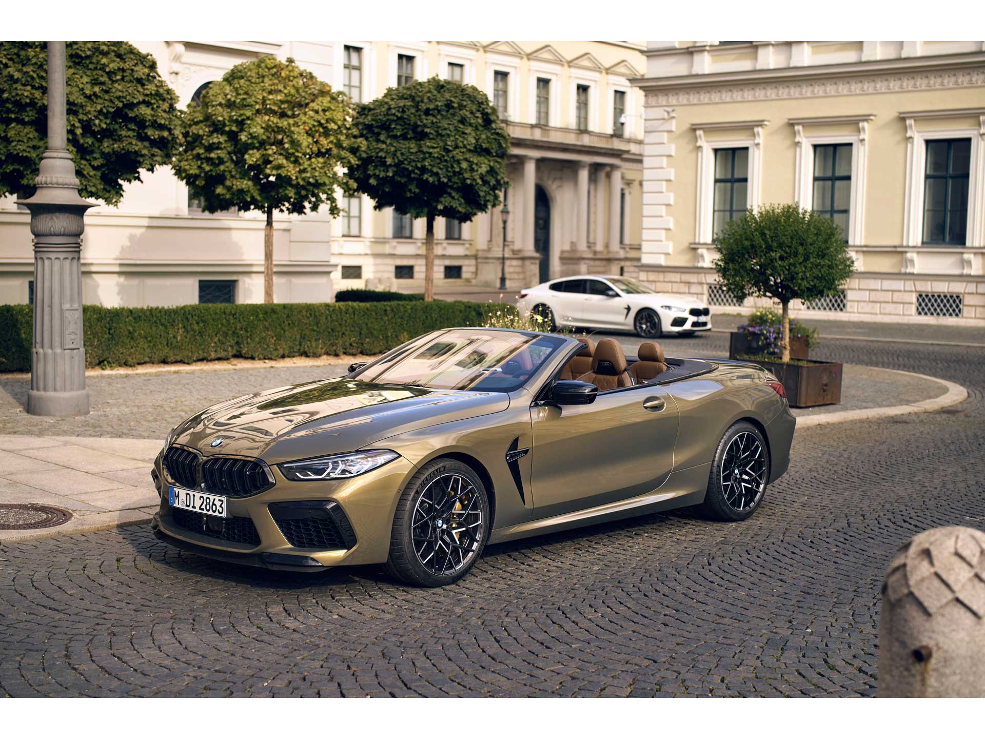 ����BMW 8���꡼�����ϥ��ѥե����ޥ󥹤�M��ǥ�����