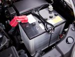 車のエンジンがかかりにくい原因はバッテリー上がり？対処法などを解説