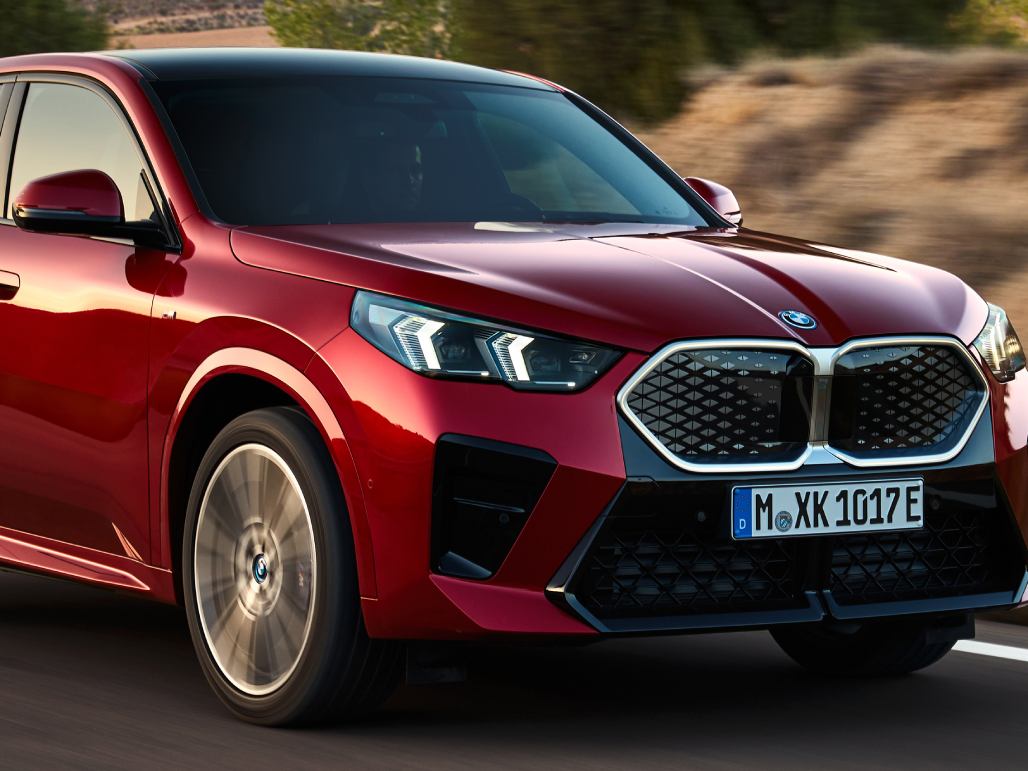 BMW ������X2��&��ư��ǥ��iX2�ץ���ѥ��ӥ�ƥ����硼2023�ǽ����