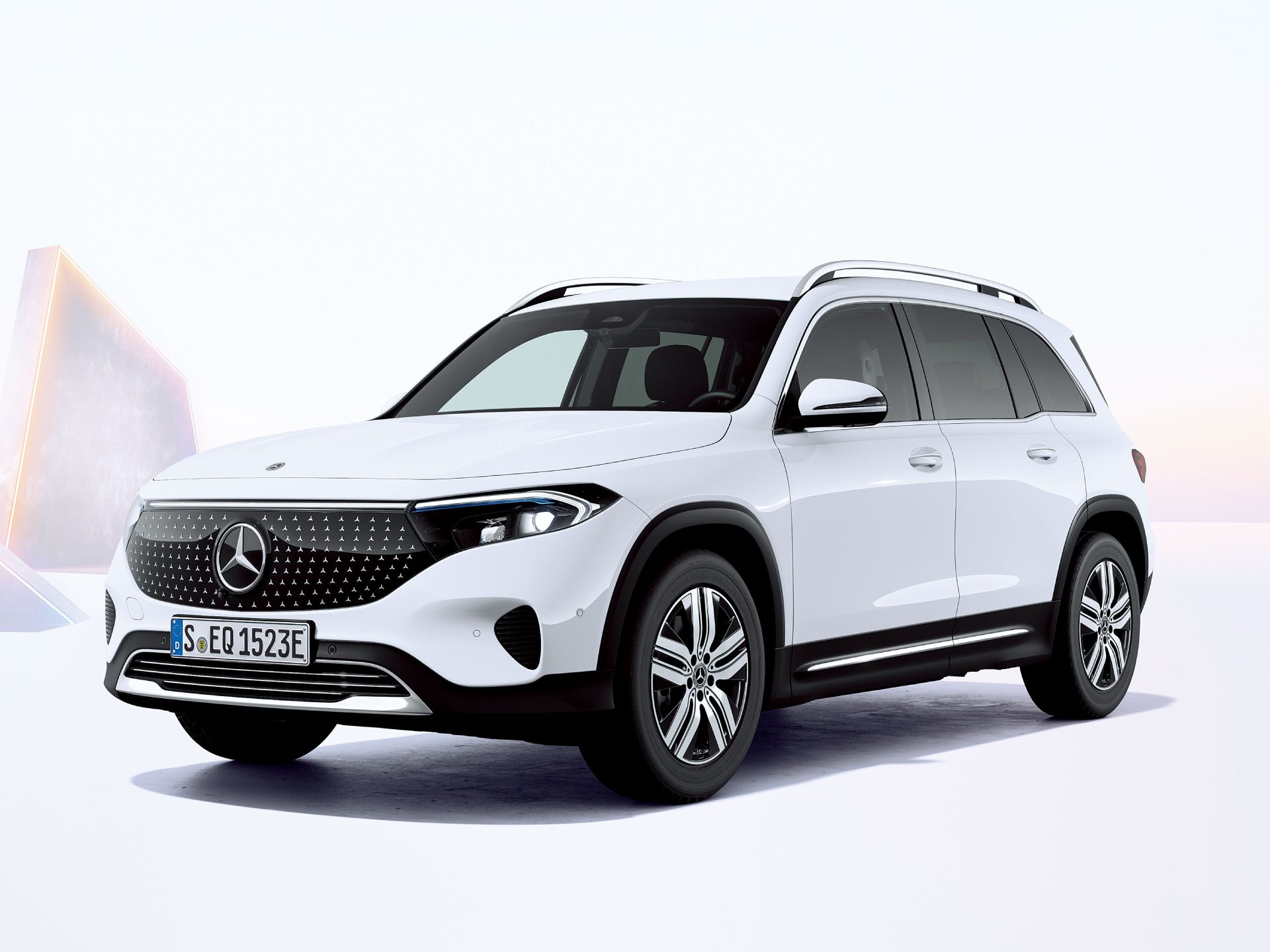 ��륻�ǥ����٥�� ����EV��EQB��ȯɽ ��³��Υ557km�˥��åפ�7�;��SUV