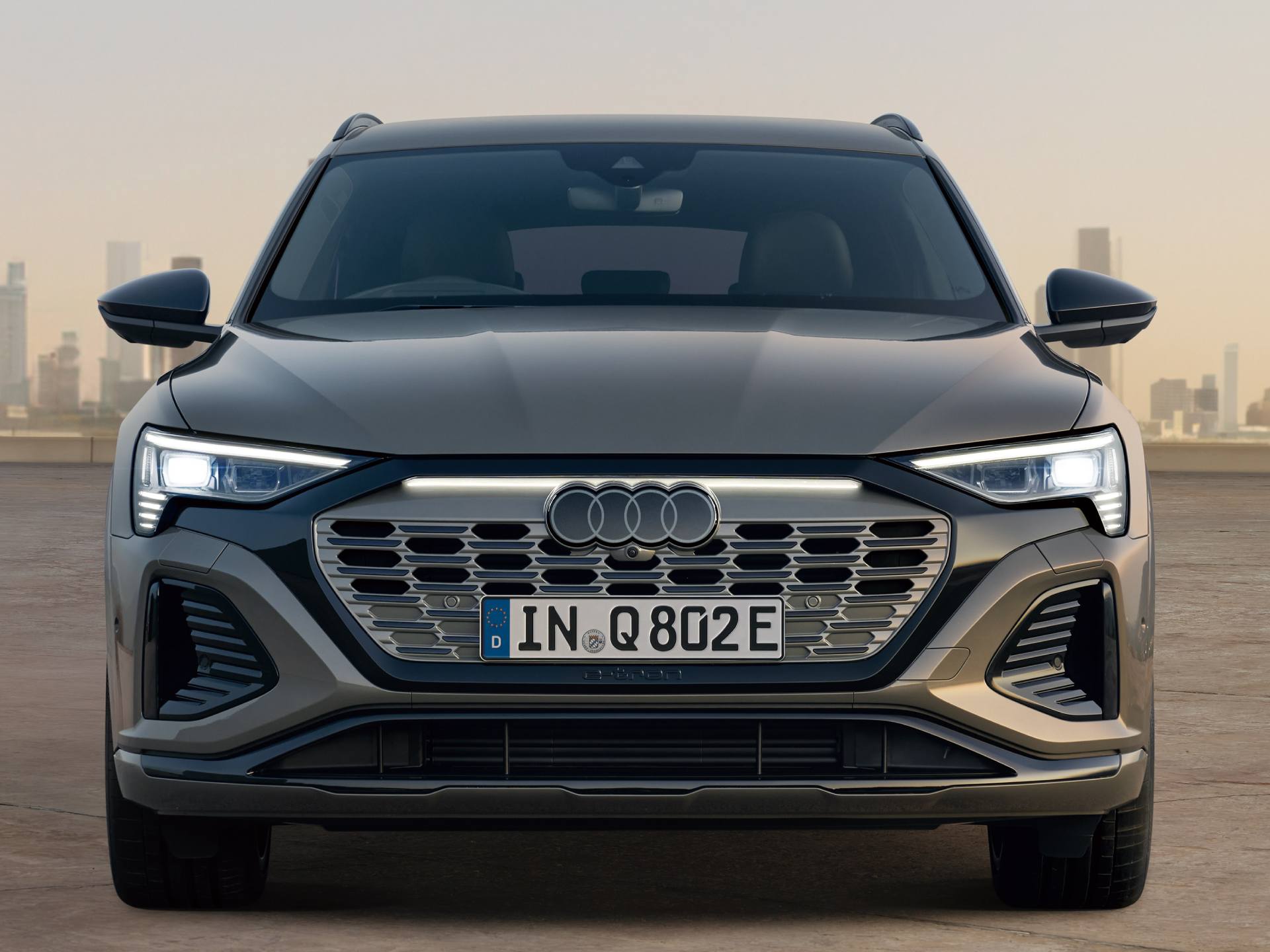 �����ǥ�����֡�Q8 e-tron ���ǥ������ S�饤����о� �Ž�������Ω����ưSUV