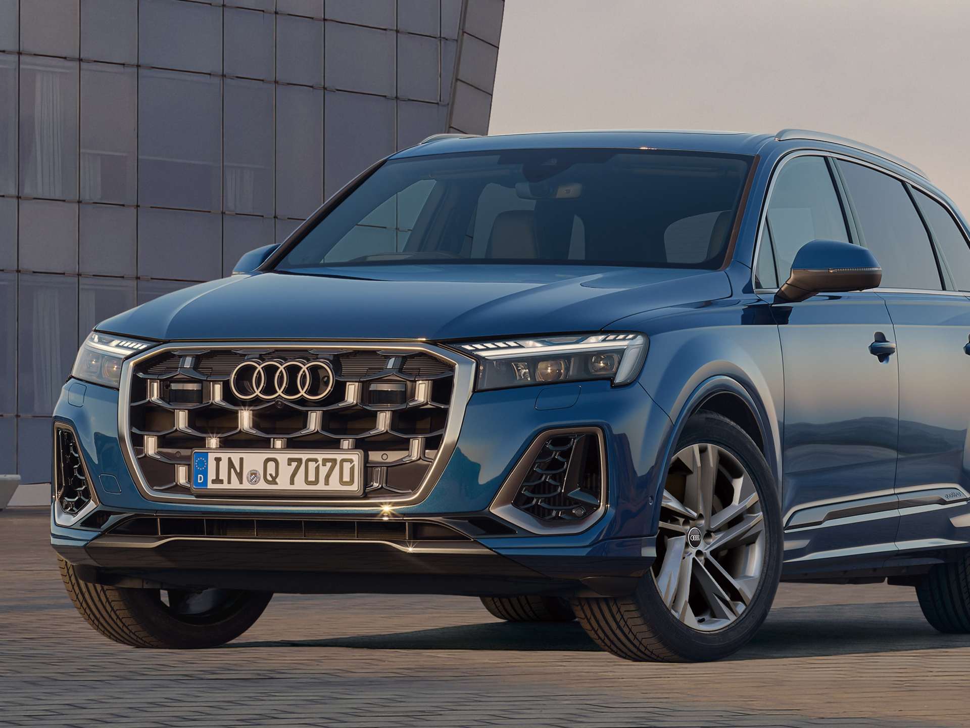 �����ǥ� ������Q7/SQ7���о졪����μ��ȥե��ߥ꡼�桼����ξΩ�����ץ�ߥ���SUV