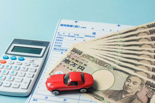 乗っている車を業者に査定に出し、高額買取を目指す