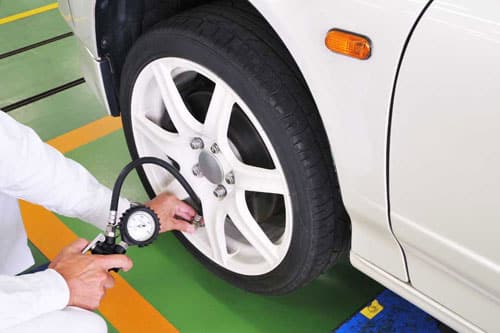 車のタイヤの空気圧はガソリンスタンドで無料点検できるって本当？