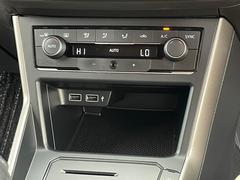 ��ž��¦�Ƚ�����¦�ȤǸ��̤˲������꤬�Ǥ���ǥ奢�뼰�����ȥ����������ѥͥ�����ˤϣգӣ¥ݡ��Ȥ��դ��Ƥ��ޤ��� 4
