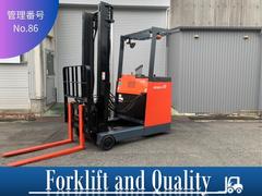 トヨタ　　フォークリフト・型式７ＦＢＲＳ１５・燃料タイプバッテリー・最大荷重１．１ｔ・最大揚高４．０ｍ・マストの種類２段・サイドシフト・フォークシフター　８，８２９ｈ（トヨタ）