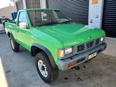 日産　　ダットサン　４ＷＤ　ＶＧ３０エンジン　ＥＴＣ付　リフトＵＰ　ステップバンパー（日産）